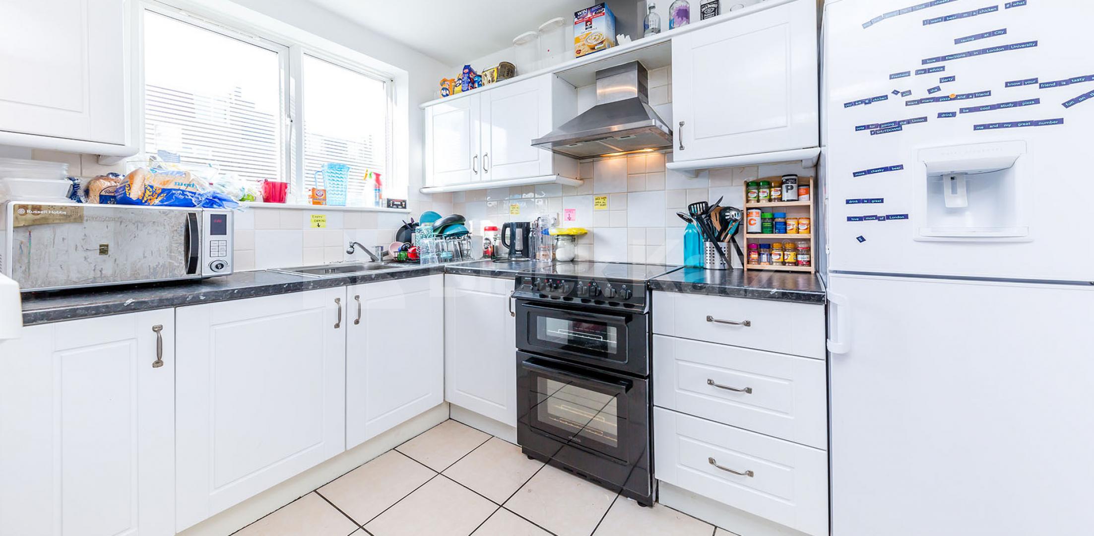 Four double bedrooms large lounge modern kitchen - mins to tube & shops. Williamson Street, Holloway